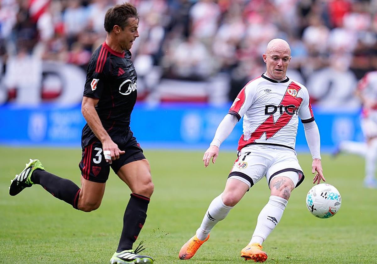 El vacile de un futbolista del Rayo a un aficionado del Sevilla que pide su fichaje: «No me gusta la Cruzcampo»