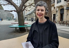 Maixa Zugasti 'Zozabarrak' liburua erakusten.