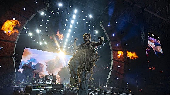 Versión de Fito y fandango para Bilbao: Manuel Carrasco se lo pasa en grande en Miribilla