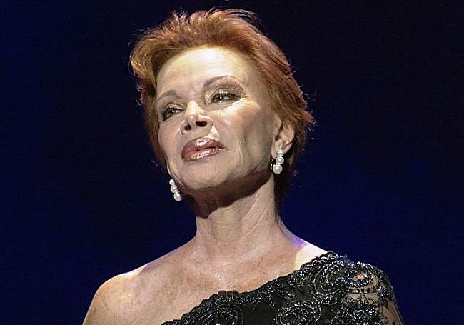 Paloma de negro, serena y satisfecha recibiendo una ovación.