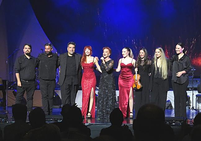 Saludos postreros del noneto actuante.