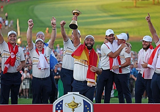 Jon Rahm levanta la Ryder junto al resto de sus compañeros.
