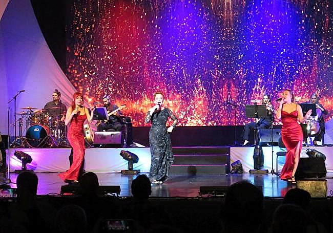 Paloma con su hija Ivana a la izquierda.