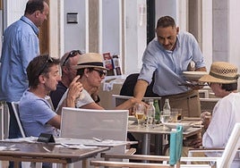 El pluriempleo en Euskadi se concentra principalmente en sectores como la hostelería o el turismo.