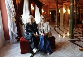 La actriz Anabel Alonso con la directora de la obra y además su esposa, Heidi Steinhardt.