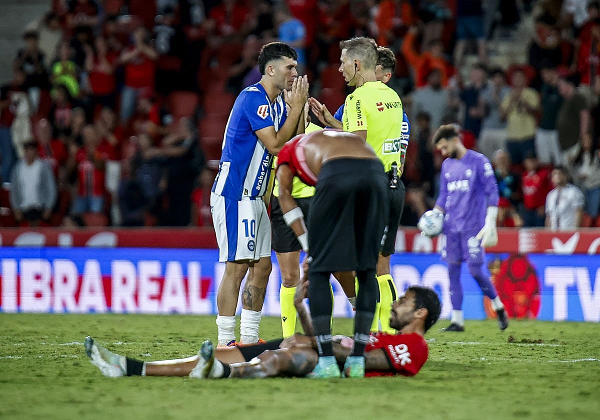 Aleñá protesta una decisión del árbitro en Mallorca.