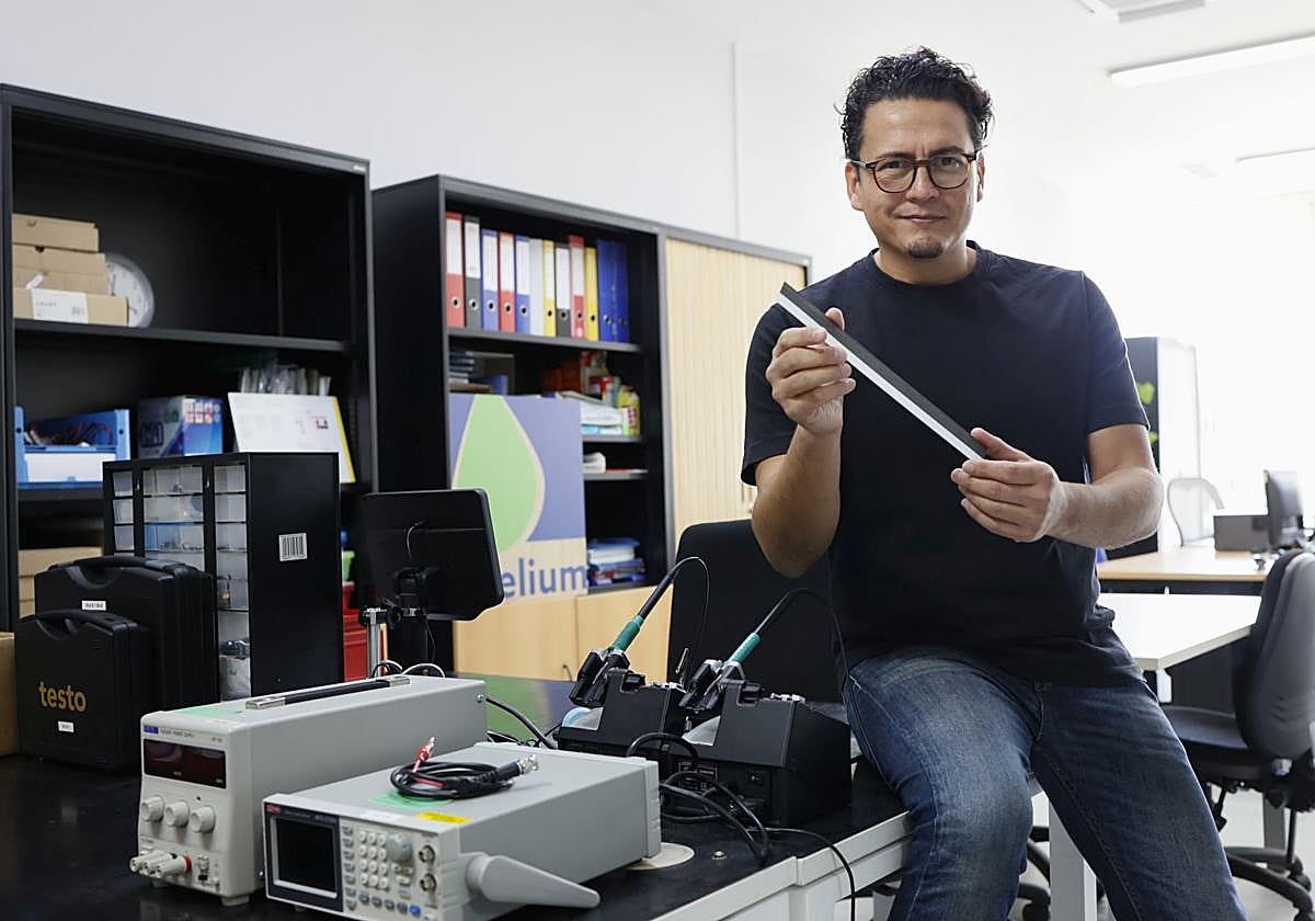 Juan Pablo Esquivel, cofundador de Fuelium, muestra una tira de las pilas de papel que fabrica la 'startup'.