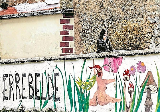 Un mural en el jardín de las viejas escuelas donde se lleva a cabo el campamento.