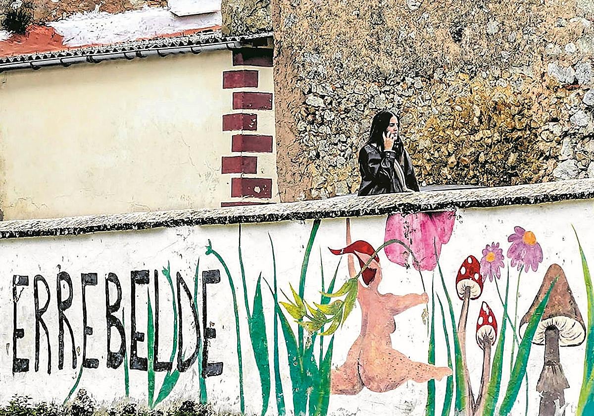 Un mural en el jardín de las viejas escuelas donde se lleva a cabo el campamento.