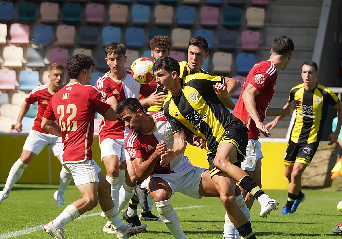 Víctor San Bartolomé remata un balón en el área del Cacereño.