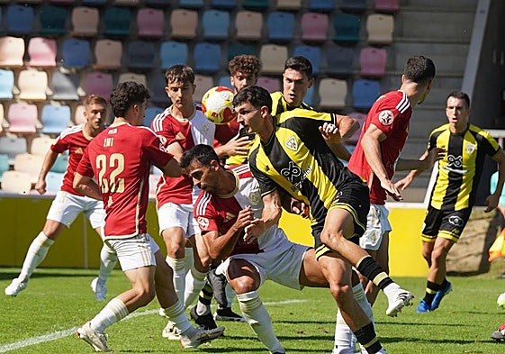 Víctor San Bartolomé remata un balón en el área del Cacereño.