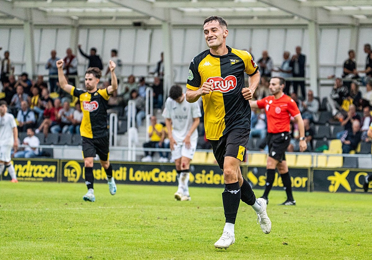 Alain 'Lete' celebrando el cuarto gol del Portugalete ante el Zarautz.