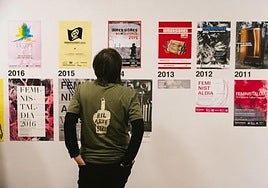 Una espectadora de la exposición del año pasado en Zas Kultur durante el congreso Inmersiones.