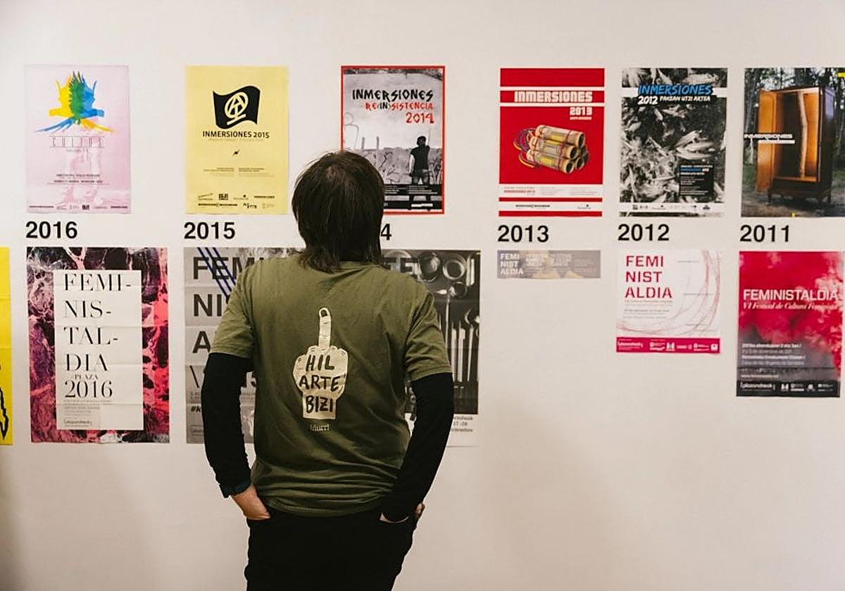 Una espectadora de la exposición del año pasado en Zas Kultur durante el congreso Inmersiones.