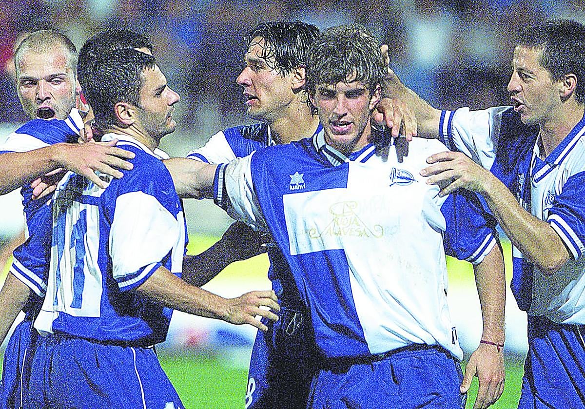 Ivan Tomic, Magno, Astudillo e Ibon Begoña felicitan a Iván Alonso, en el centro, tras su tanto ante el Gaziantepspor.