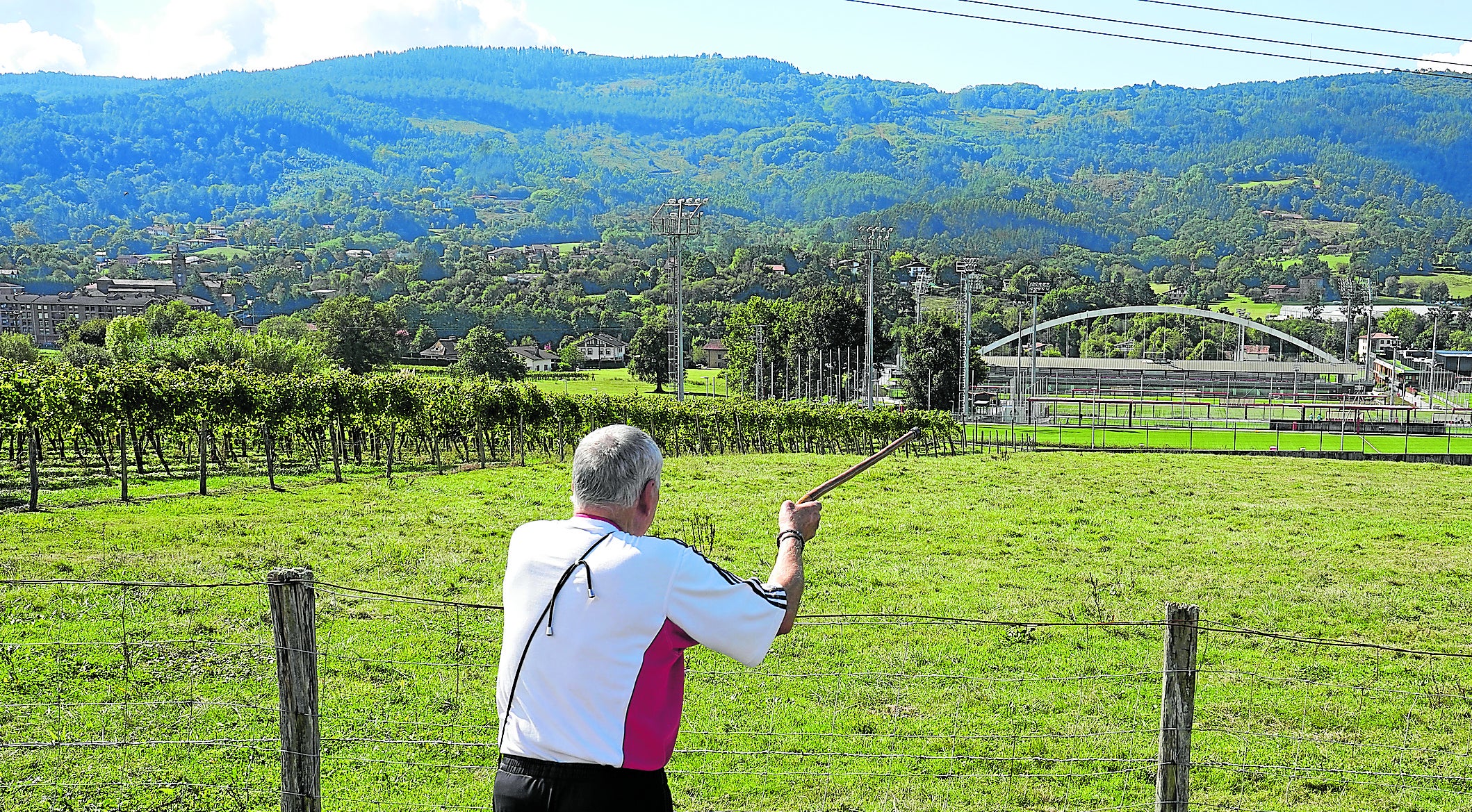 Un vecino de Lezama señala los terrenos que el Athletic ambiciona para su expansión. A la izquierda se puede ver un viñedo de txakolí y, al fondo, el arco del viejo San Mamés.