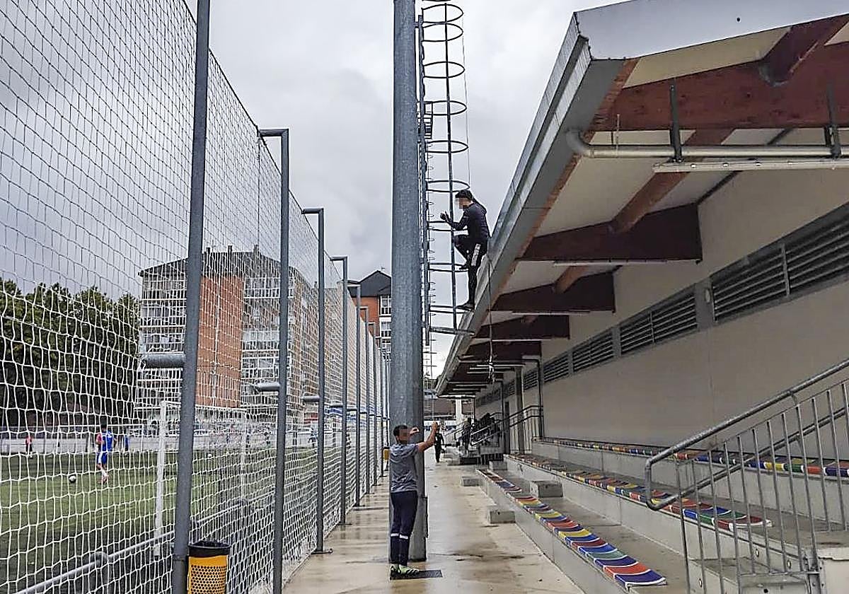 Una persona accede al tejado de la grada de La Vitoriana desde la torreta de iluminación