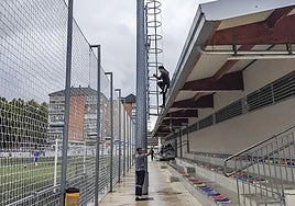 Una persona accede al tejado de la grada de La Vitoriana desde la torreta de iluminación