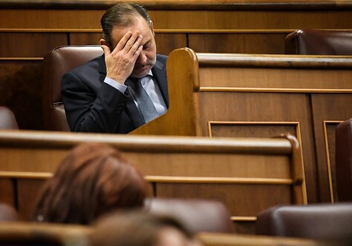 El diputado del Grupo Mixto José Luis Ábalos, a su salida de una sesión plenaria en el Congreso de los Diputados