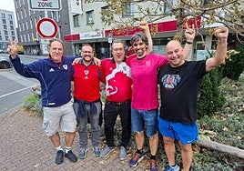 Gintxo, Rober, Josu, Jon y Peter, con camisetas del Athletic, posan delante del hotel en el que se hospedan en Dortmund.