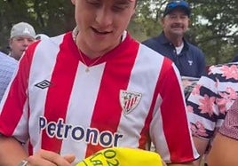 Un estadounidense fan del Athletic anima a Rahm en la Ryder