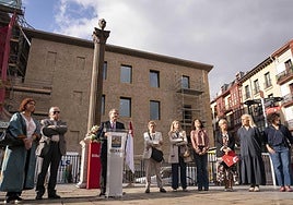 Juan Mari Aburto, alcalde de Bilbao, acompañado por descendientes de Unamuno y miembros de la corporación municipal.