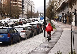 Vista de la Avenida desde el cruce con Beato, donde se eliminarán 160 plazas de aparcamiento para bajar el bicicarril a la calzada.