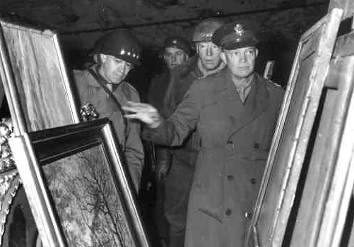 El general Eisenhower junto a George Patton Jr. y el general Bradley, en los túneles de las minas de sal de Merkers