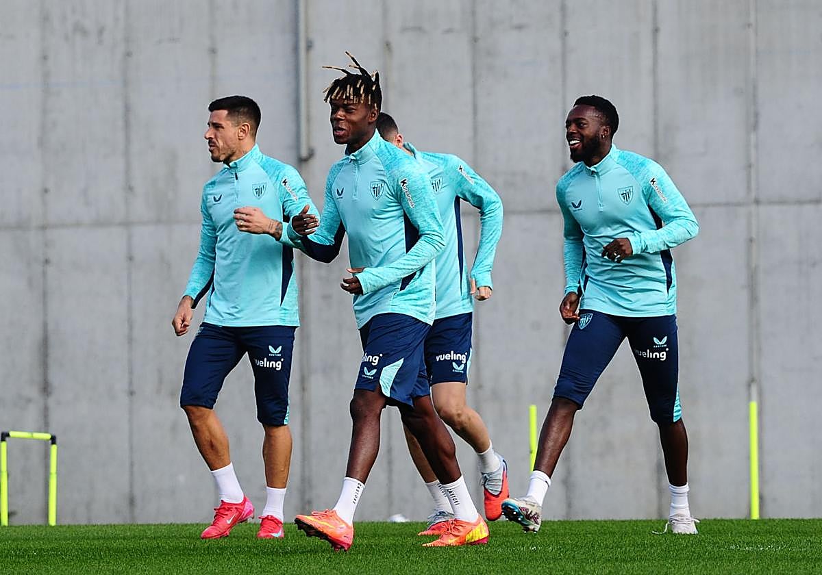 Nico Williams, en el entrenamiento de este lunes en Lezama