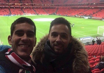 El Erasmus que estudió en Deusto y vivirá el partido con los hinchas rojiblancos: «Celebraré los goles bajito»