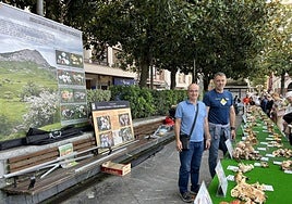 Carlos Aranda y José Antonio Muñoz en una de las numerosas muestras didácticas que suelen realizar en la Herriko Plaza.