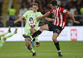Dani Vivian disputa el balón ante el centrocampista del FC Barcelona, Fermín López, durante el encuentro de semifinales de la Supercopa de España de la temporada pasada