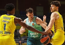 Kurucs es interceptado por dos rivales.