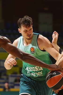 Kurucs es interceptado por dos rivales.