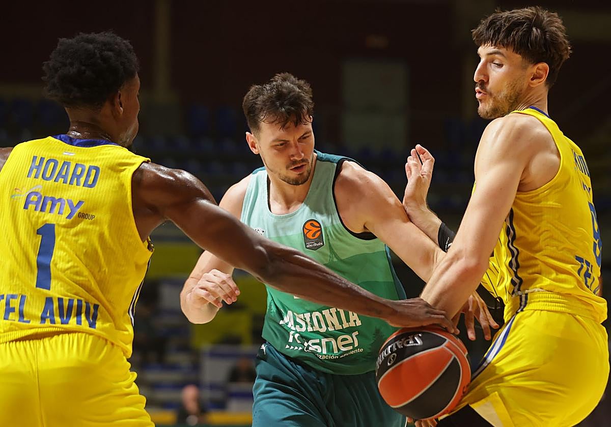 Kurucs es interceptado por dos rivales.