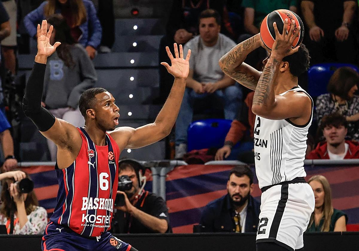 Diallo presiona a un rival.