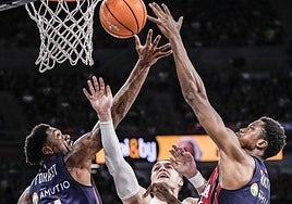 Forrest y Diakite buscan frenar a Hezonja.