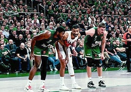 Cabarrot espera el rebote en un tiro libre entre dos rivales.