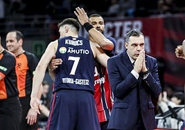 Cabarrot felicita a Kurucs en presencia de Galbiati.