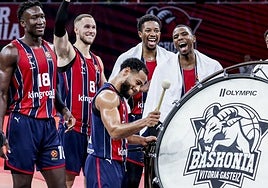 Nowell toca el bombo com MVP del partido.