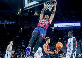 Diakite se cuelga del aro sin oposición.