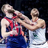 Radzevicius busca cazar un rebote ante el Milán.