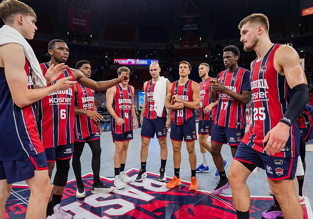 La plantilla del Baskonia, tras el partido ante el Trieste.