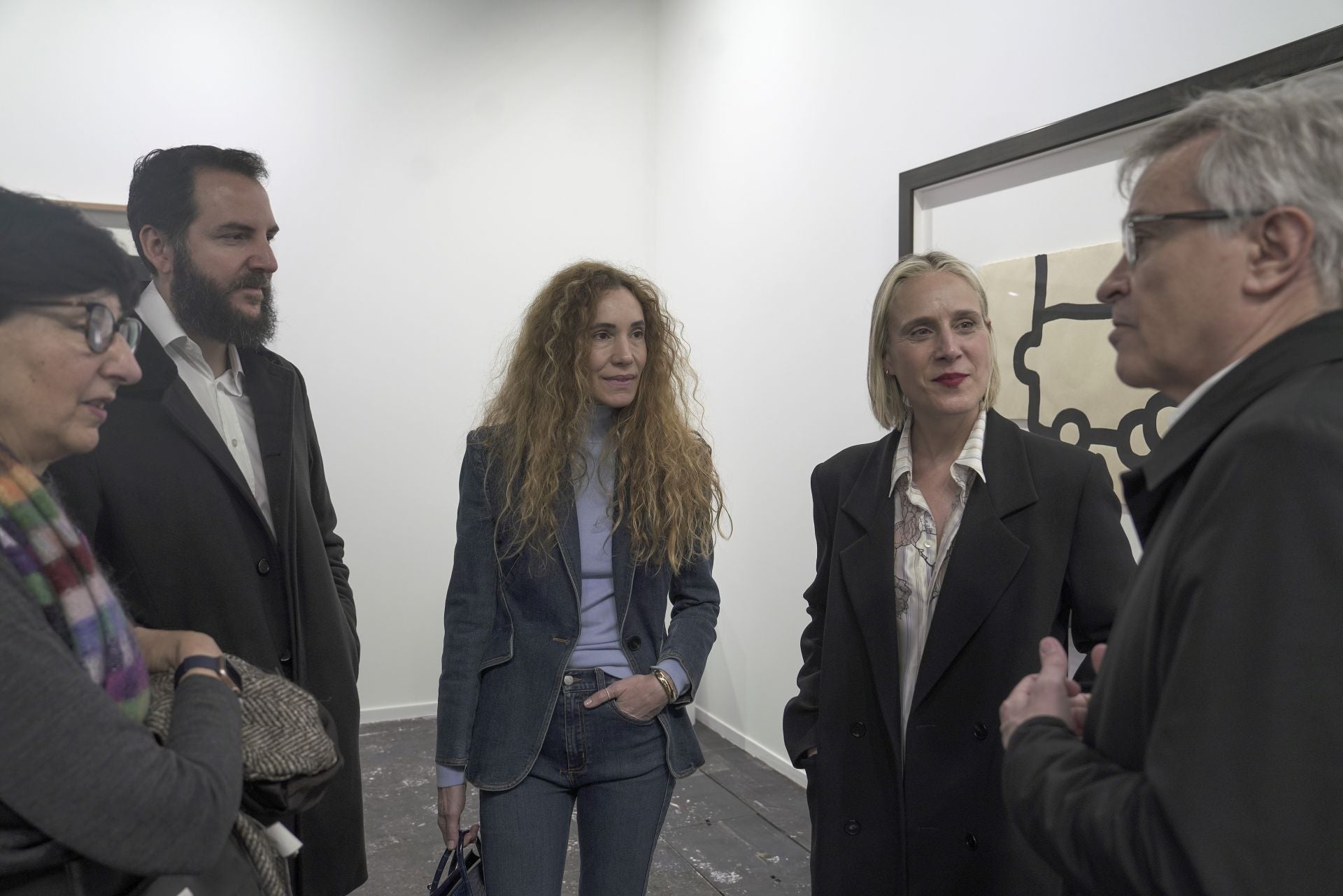 Arzalluz junto a Borja Thyssen y su mujer, Blanca Cuesta, en el stand de Carreras Mugica en Arco.