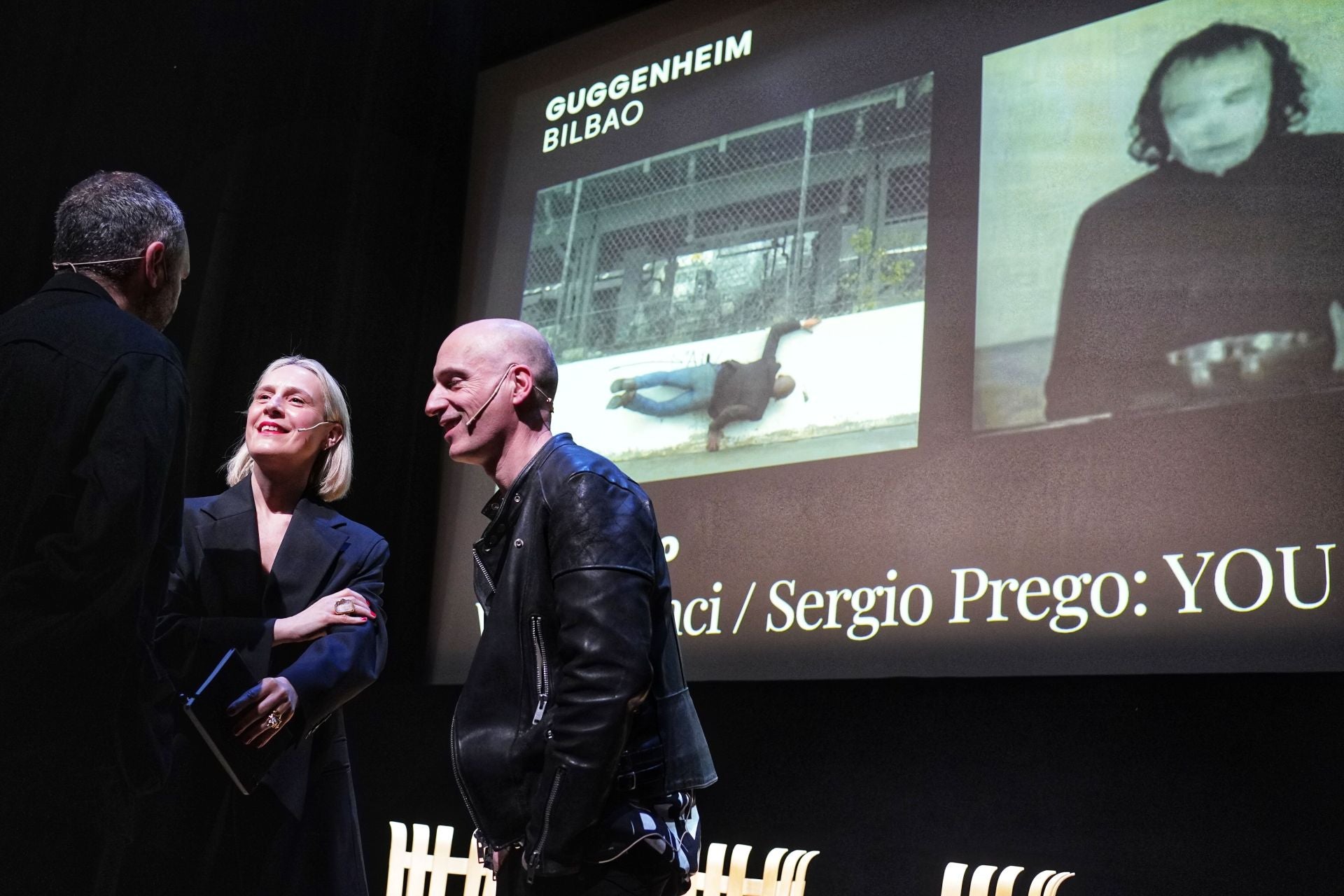 La directora del Guggenheim, con el artista Sergio Prego en su primera presentación de una muestra.