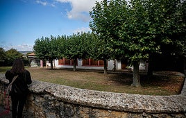 Exterior del edificio en el que se desarrollan las colonias en la localidad alavesa de Bernedo.