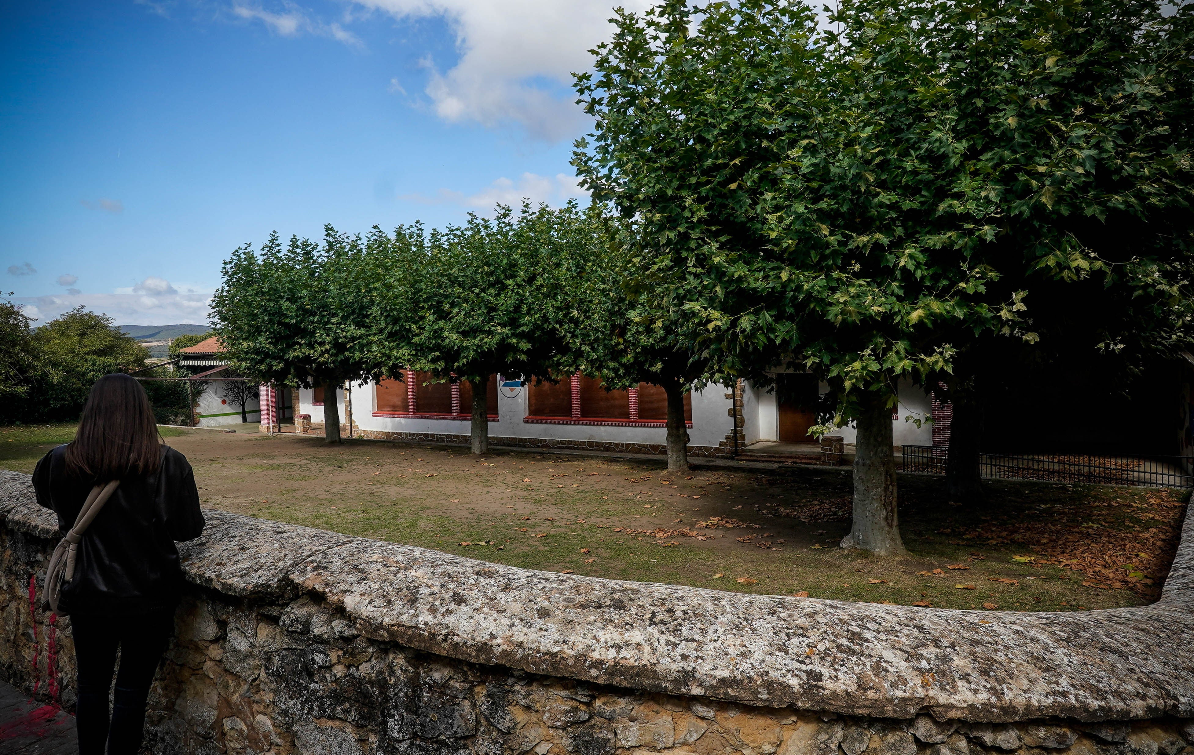 Exterior del edificio en el que se desarrollan las colonias en la localidad alavesa de Bernedo.