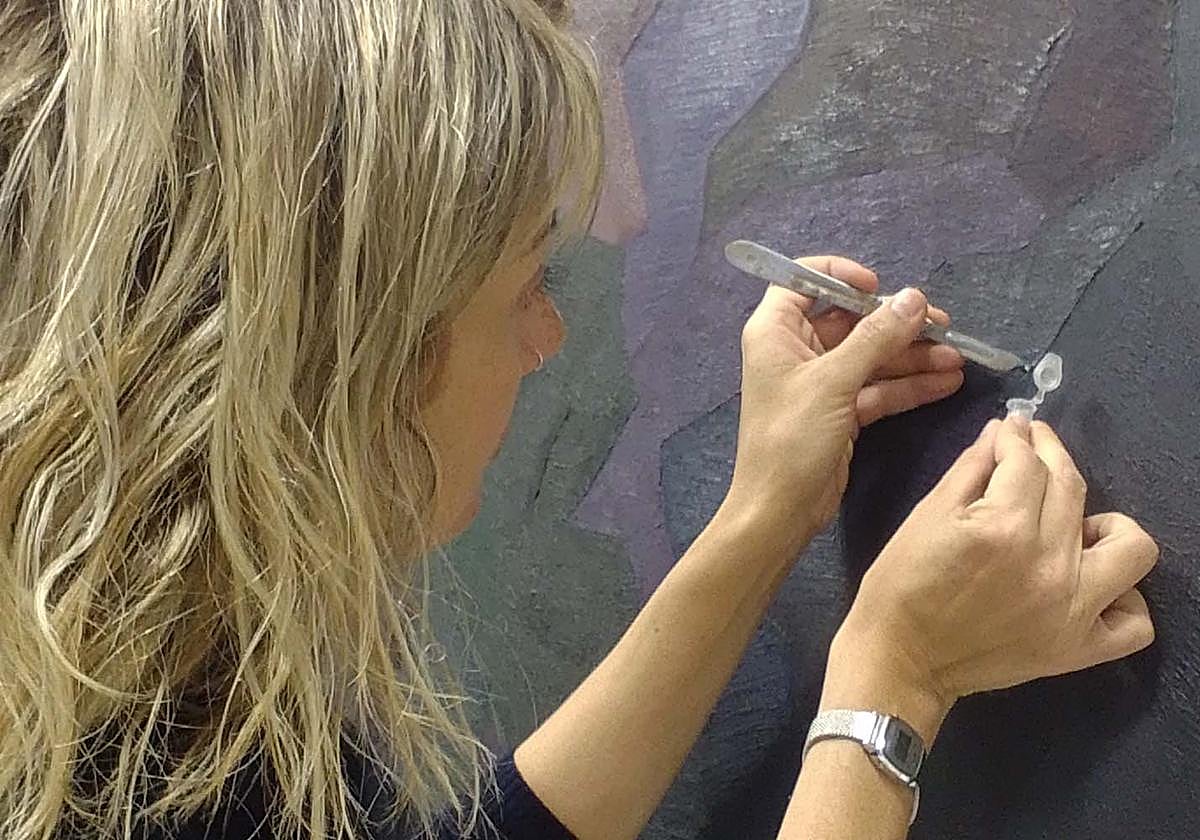 Erika Tarilonte (tomando una micromuestra)