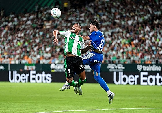 Garcés salta con un adversario.