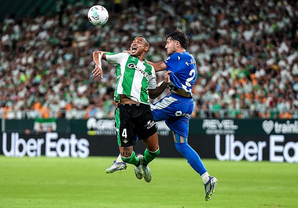 Garcés salta con un adversario.